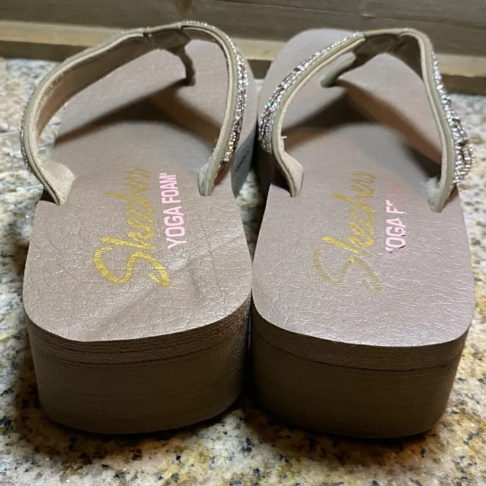 ✅Skechers yoga Foam Grey beaded wedge flip flops